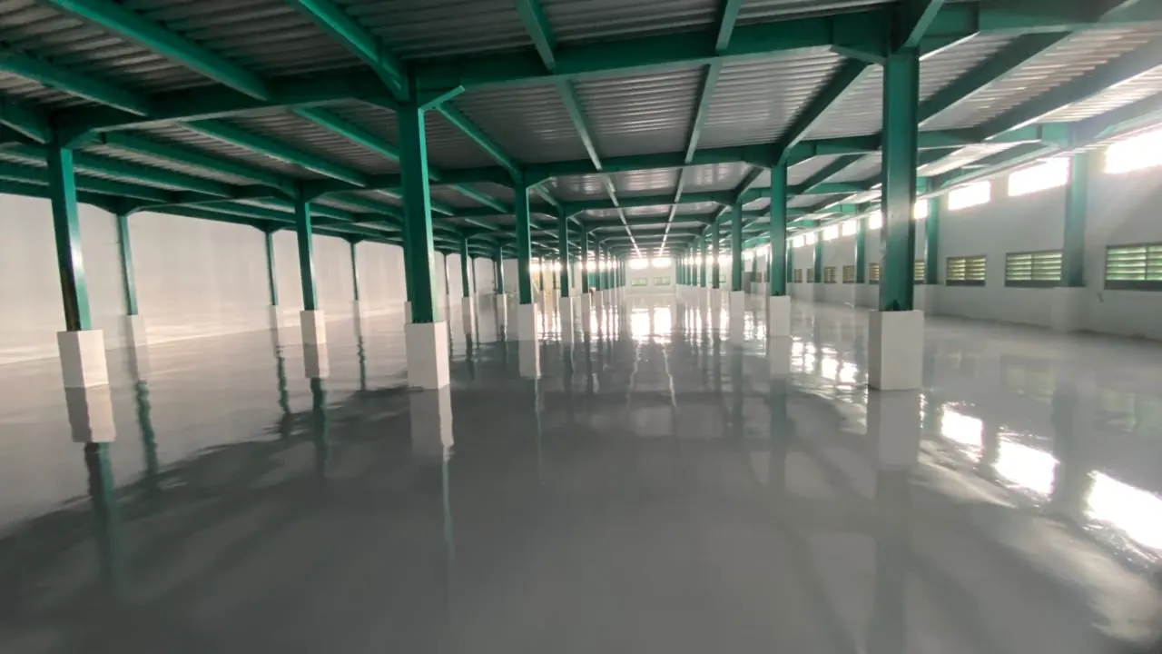 Lantai epoxy abu-abu di gudang bentang lebar