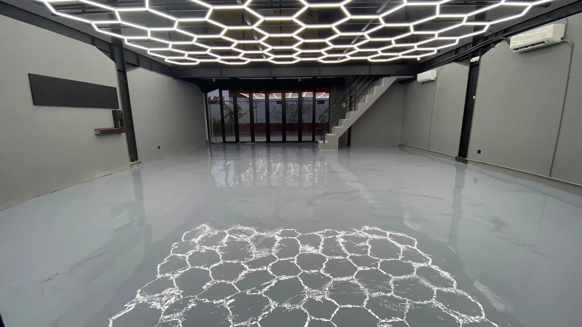 Lantai epoxy abu-abu mengkilap di showroom