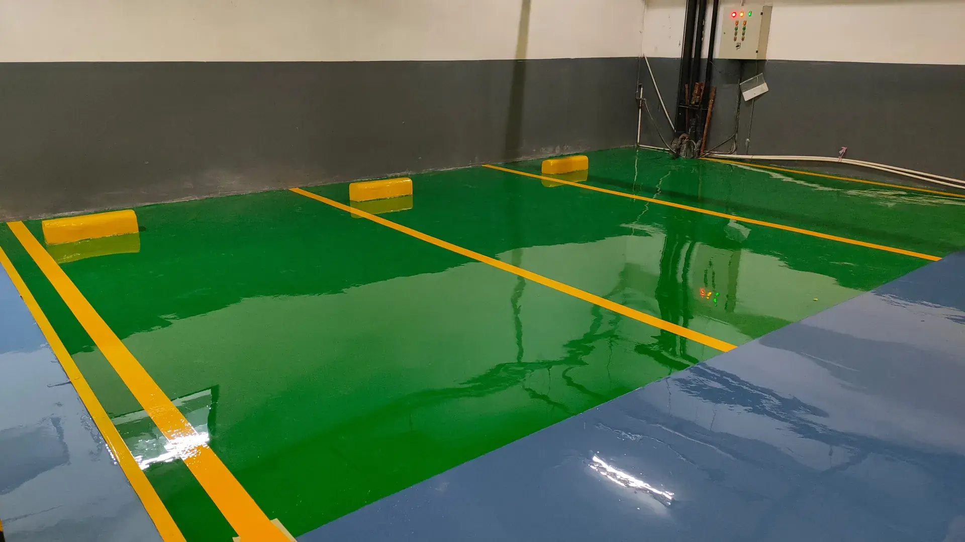 Marka parkir kuning pada lantai epoxy hijau